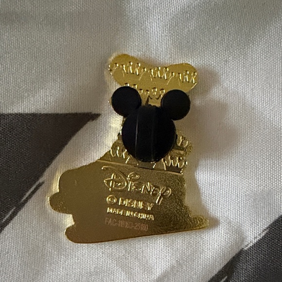 Disney Mulan ice skate Pin - Picture 2 of 3